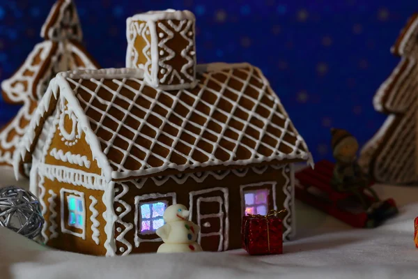 Рождественская открытка с пряничным домиком маленький снеговик — стоковое фото