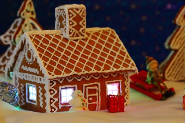 Cartão de Natal com casa de gengibre e árvore — Fotografia de Stock