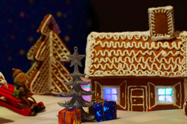 Weihnachtskarte mit Lebkuchenhaus und Baum — Stockfoto
