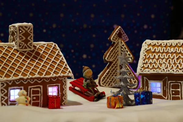 Kerstkaart met peperkoek huis en boom — Stockfoto