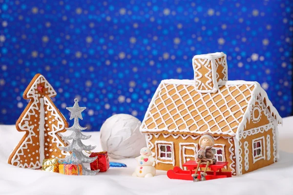 Christmas card with gingerbread house and tree — Stock Photo, Image