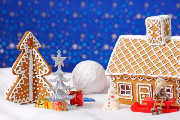 圣诞贺卡与姜饼屋和树 — 图库照片