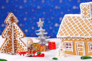 Zencefilli ev ve ağaç Noel kartı