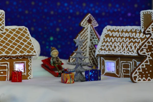 Kerstkaart met peperkoek huis en boom — Stockfoto