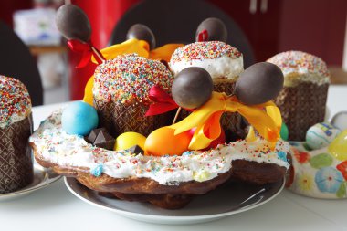 Masanın üzerine pişmiş Paskalya sepeti