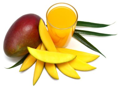 Mango ve suyu bardakta dilimlenmiş