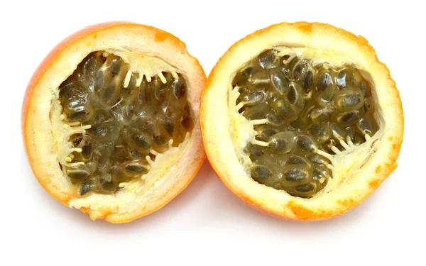 Fruta de maracujá cortada ao meio — Fotografia de Stock