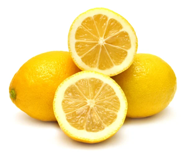 Limões fatiados isolados em branco — Fotografia de Stock