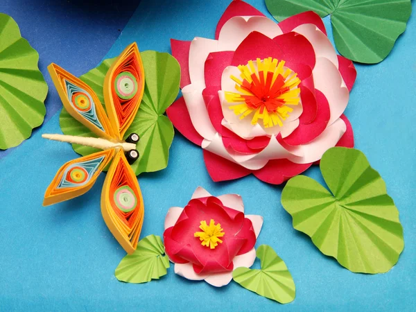 Composición de origami, libélula, lirio de agua — Foto de Stock