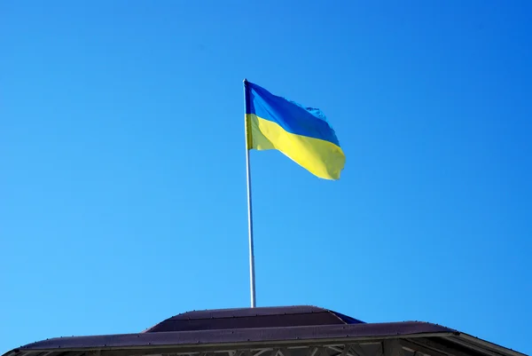 Флаг Украины на крыше — стоковое фото