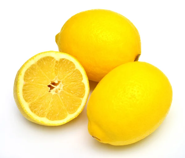 Gesneden en hele citroenen — Stockfoto