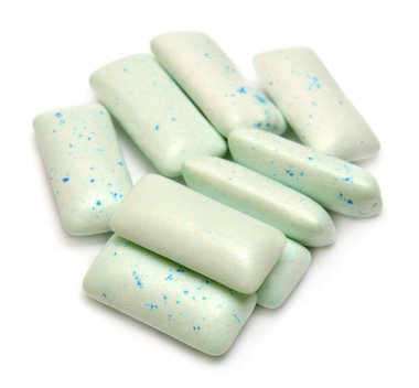 Beyaz üzerinde çiğneme diş etleri