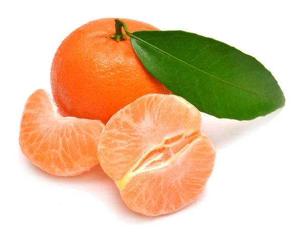 Tangerine med löv och skivor — Stockfoto