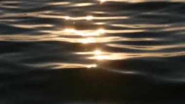 Güneş Sparks gün batımı göl yüzeyinde izlemek..