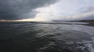 Akşam kış Adriyatik Denizi kıyısında.