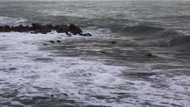 Onde Breaking on Evening Coastal Stones . — Video Stock