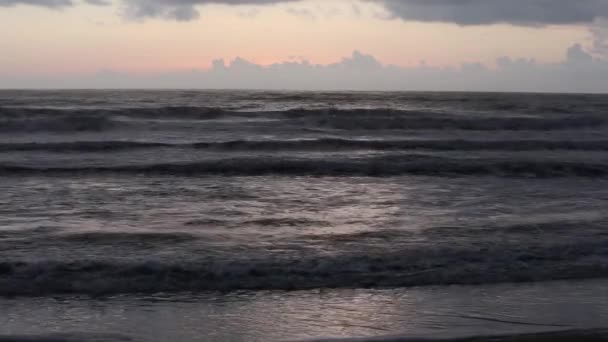 海のビーチの夕景 (イタリア). — ストック動画