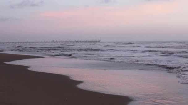 Sunset bouře s výhledem na moře a molo. — Stock video