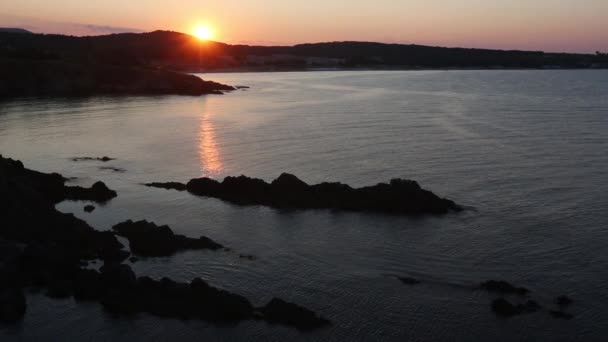 Sunset klippiga kusten havsutsikt. — Stockvideo