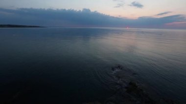 Gündoğumu ve balık ağlarına deniz yüzeyi.