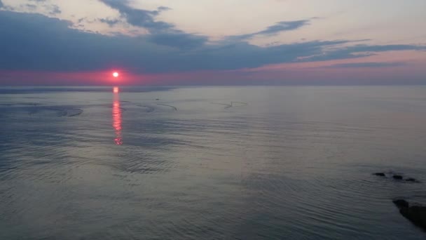 Sunrise és a tenger felszínén halászháló. — Stock videók