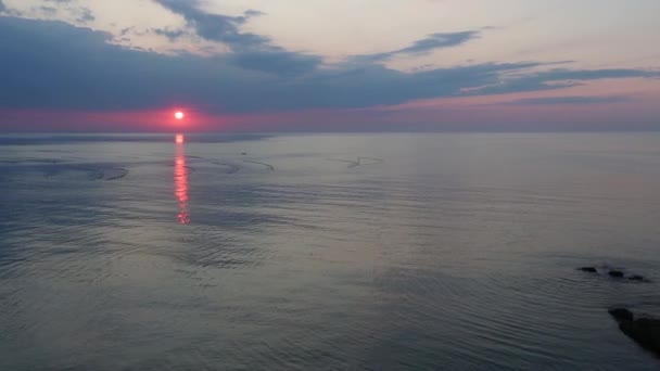 Zonsopgang en visnetten op zee oppervlak. — Stockvideo