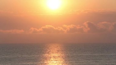 Parlak Güneş ile Sunrise Deniz Manzara .