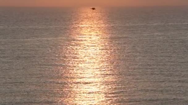 Luminoso Sun-track en la superficie del agua de mar . — Vídeo de stock