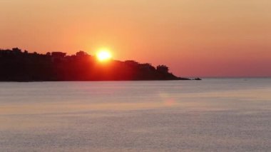 Deniz plaj gündoğumu görünümü (Bulgaristan).