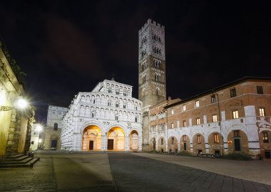 Lucca şehir gece görünümü.