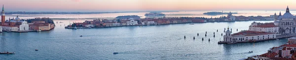 Venedik şehir (İtalya) gün batımı manzaralı. Panorama. — Stok fotoğraf