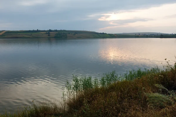 Akşam yaz göl manzaralı. — Stok fotoğraf