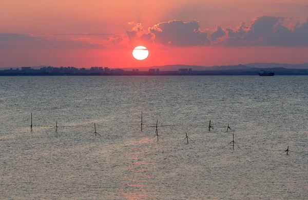 Sea sunset coast view with sun — Stock Photo, Image