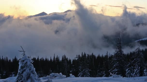 De opwaartse beweging van de wolken boven Winter bergen. — Stockvideo