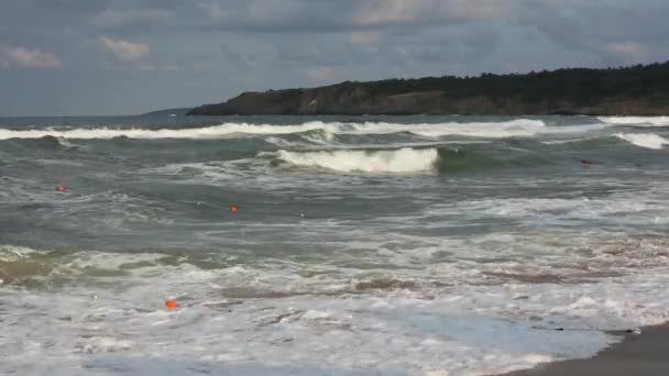 Zee storm uit rotsachtige kustlijn. — Stockvideo