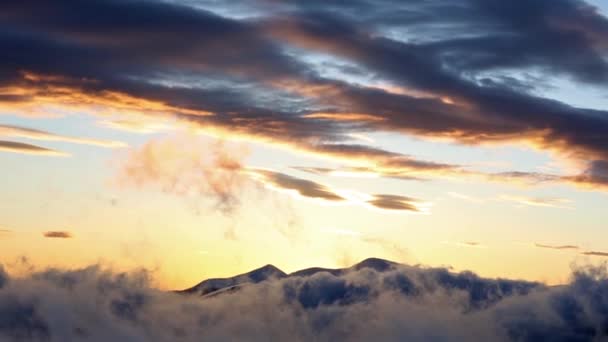 Sonnenaufgang winterliche Berglandschaft. — Stockvideo