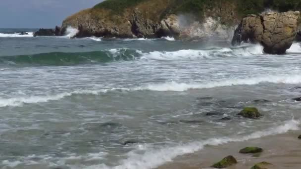 파도 해안 돌 바위에. — 비디오