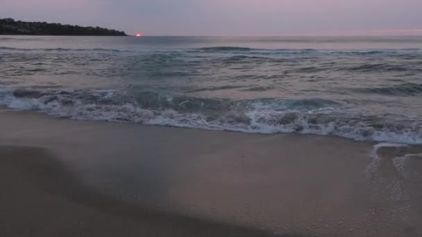 Ufuk ve sabah deniz üzerinde yükselen güneş. — Stok video