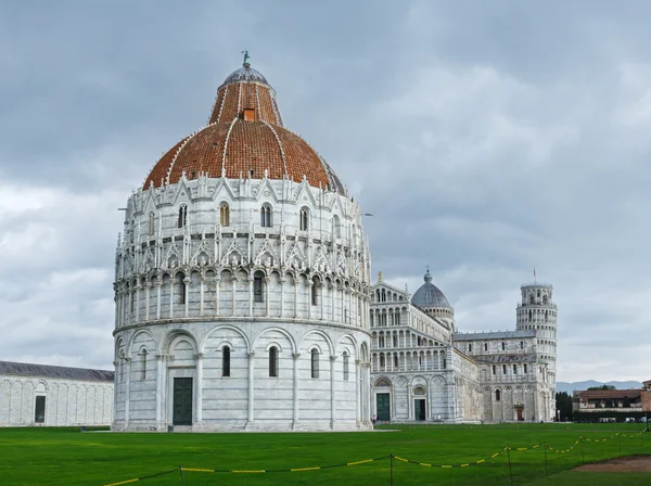 Piazza dei Miracoli, Pisa, Toszkána, Olaszország. — Stock Fotó