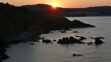 Son gün batımı ışınları deniz kıyısında.