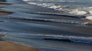 Sandy Beach üzerinde sörf dalgalar deniz.