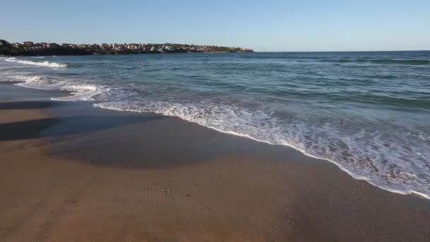 V létě moře, pobřeží a Surf vlny. — Stock video