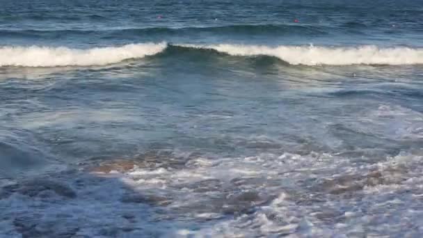 Surf dalgalar deniz ve şamandıralar. — Stok video