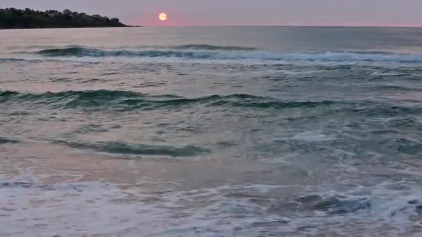 Deniz ufukta yükselen güneş. — Stok video