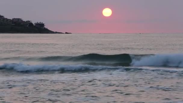 Sol naciente sobre el horizonte del mar . — Vídeo de stock