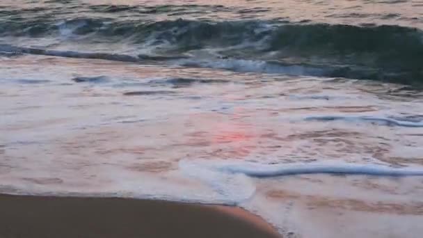 Onde di surf mare sulla spiaggia di sabbia mattina . — Video Stock