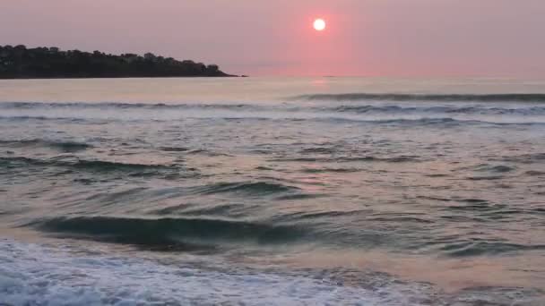 떠오르는 태양, 핑크 하늘과 바다 파도. — 비디오