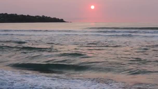 Sole nascente, cielo rosa e onde marine . — Video Stock