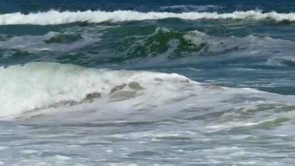 Surf havsvågor och röda boj. Bakgrund. — Stockvideo