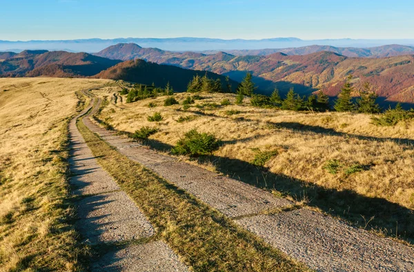 Сельская дорога в горах осени . — стоковое фото